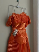 فستان برتقالي بتصميم مطوي