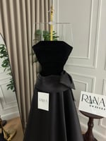 فستان مخمل أسود بلمسة فاخرة