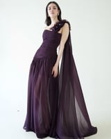 فستان ناعم بكتف طويل مزين بورود