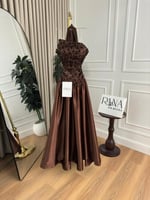 فستان بني بلمعة ساحرة بكتف واحد تطريز فخم