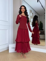 فستان خمري أنيق بطبقات ناعمة