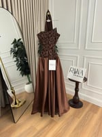 فستان بني بلمعة ساحرة بكتف واحد تطريز فخم