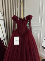 فستان خمري فخم يبرز الأنوثة