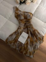 فستان راقي بتصميم فخم أنيق