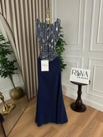 فستان ملكي بلمعة تخطف الأنظار