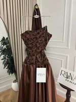 فستان بني بلمعة ساحرة بكتف واحد تطريز فخم