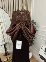 فستان بني مخملي بطابع ملكي