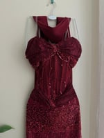 فستان عودي تطريز مع دانتيل