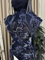 فستان كحلي مطرز بخيوط فخمة