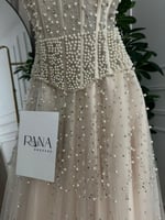 فستان لؤلؤي فخم بإطلالة راقية