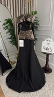 فستان أسود راقٍ بتصميم ملكي مفعم بالفخامة، يزدان ب...