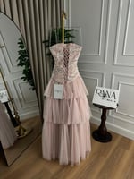 فستان سهرة راقٍ بلون وردي ناعم