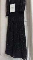 فستان أسود مرصع بتطريز فاخر