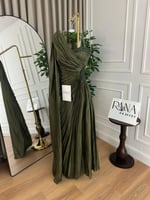 فستان أخضر أنيق بتصميم راقٍ