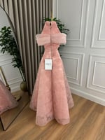 فستان وردي بفيونكة تول كبيرة