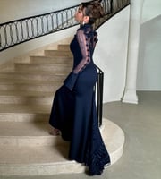 فستان كحلي مزين بتطريز مع ورد