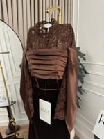 فستان بني مخملي بطابع ملكي