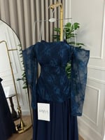 فستان كحلي بتفاصيل دانتيل أنيقة