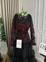 فستان أسود بتطريز عنابي أنيق