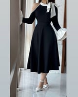 فستان بكتف مكشوف مزخرف بلكريستال وأكمام طويلة مميز...