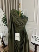 فستان أخضر أنيق بتصميم راقٍ