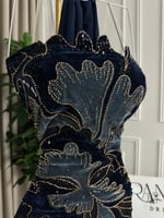 فستان سهرة موف مطرّز بالخرز الذهبي