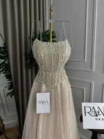 فستان لؤلؤي فخم بإطلالة راقية