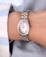 ساعة نسائية ماركة دي كي صناعة سويسرية فضي ذهبي مين...