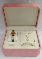 طقم نسائي من ماركة ريفولي