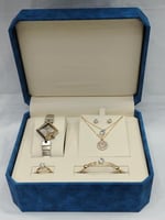 طقم نسائي من ماركة ريفولي