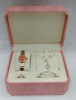 طقم نسائي من ماركة ريفولي