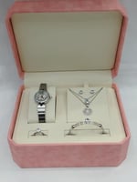 طقم نسائي من ماركة ريفولي