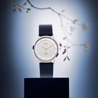 ساعة تيتان إيدج كوارتز أنالوج بمينا أبيض وسوار جلد...