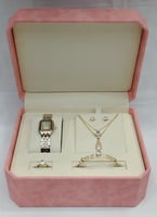 طقم نسائي من ماركة ريفولي