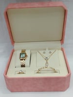 طقم نسائي من ماركة ريفولي