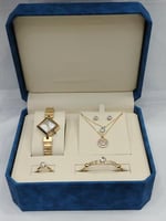 طقم نسائي من ماركة ريفولي