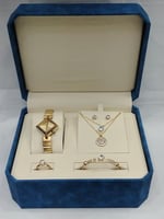 طقم نسائي من ماركة ريفولي