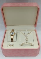 طقم نسائي من ماركة ريفولي