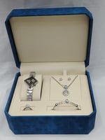 طقم نسائي من ماركة ريفولي