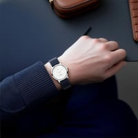 ساعة تيتان إيدج كوارتز أنالوج بمينا أبيض وسوار جلد...