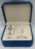 طقم نسائي من ماركة ريفولي