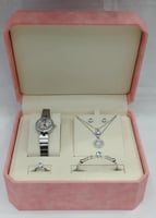 طقم نسائي من ماركة ريفولي