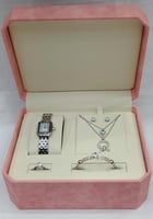 طقم نسائي من ماركة ريفولي