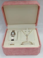 طقم نسائي من ماركة ريفولي