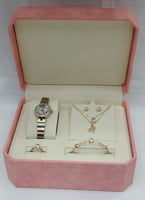 طقم نسائي من ماركة ريفولي