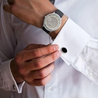 ساعة تيتان إيدج سليم للرجال بسوار من الجلد ومينا ر...