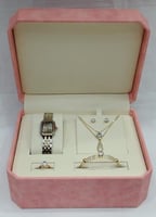 طقم نسائي من ماركة ريفولي