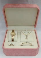 طقم نسائي من ماركة ريفولي