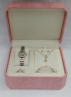 طقم نسائي من ماركة ريفولي