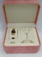 طقم نسائي من ماركة ريفولي